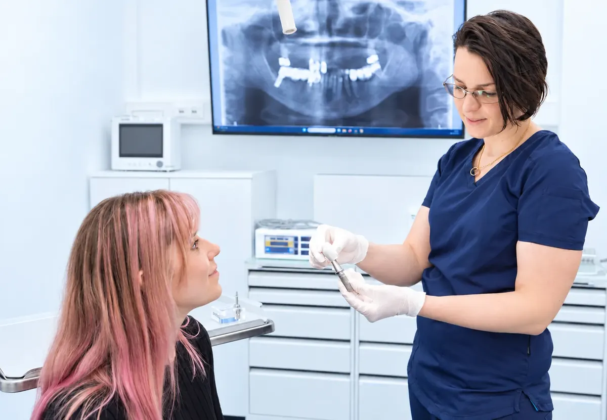 Dr. Marisa Dietz im Gespräch mit einer Patientin