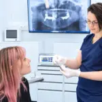 Dr. Marisa Dietz im Gespräch mit einer Patientin