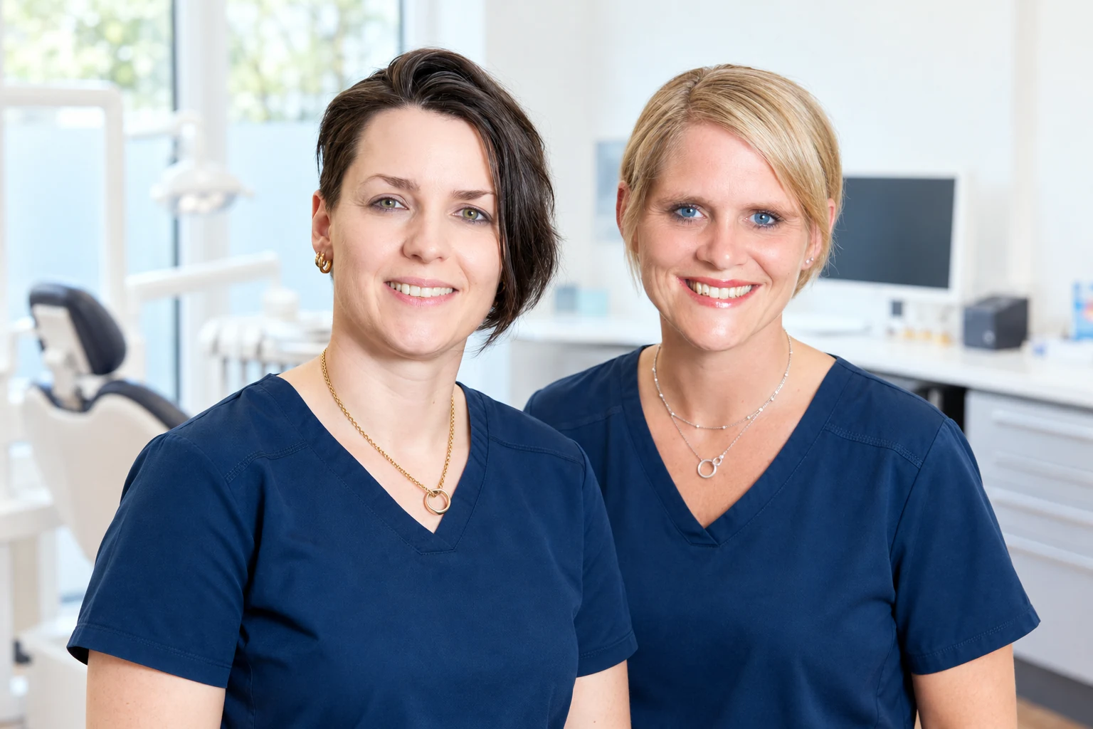 Dr. Marisa Dietz und Nadine im Zahnzentrum Wipperfürth